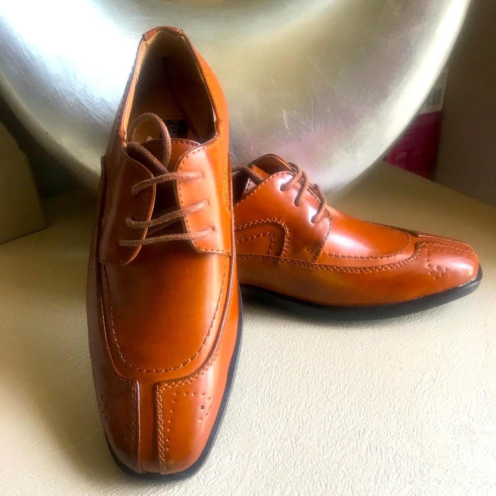 Boys dress shoes size 2Y. New with out tags.